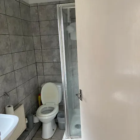 8 Challanor Road Guest house 3*